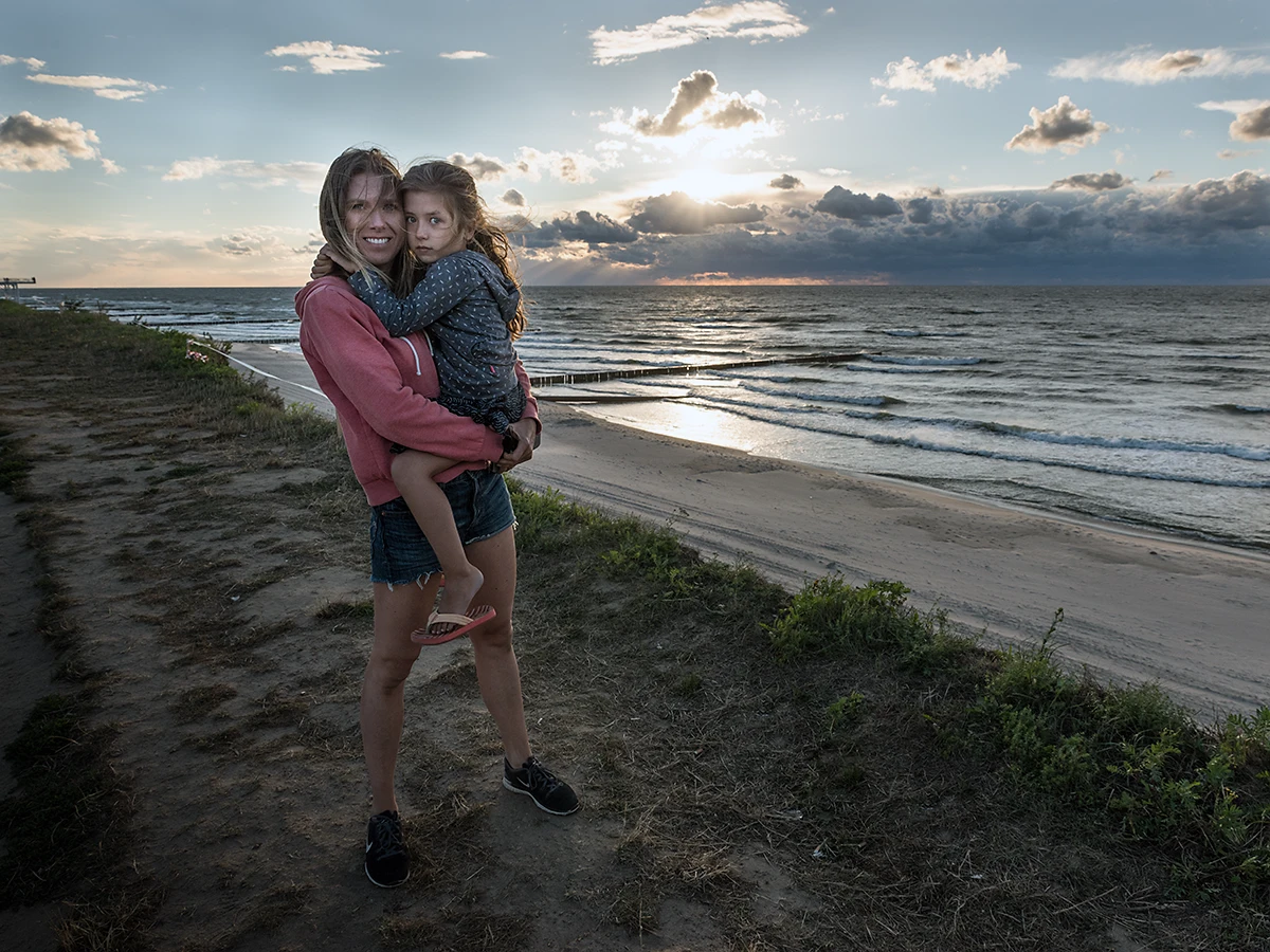 mutter und Kind in den Dünen an der polnischen Ostsee